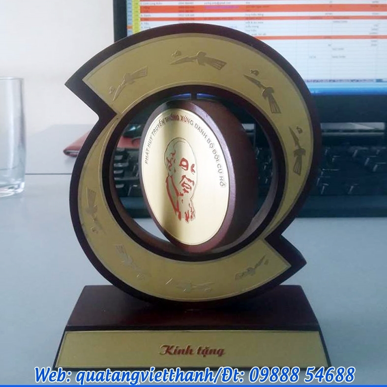 Biểu trưng đồng gỗ 05