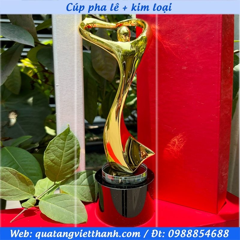 Cúp pha lê kim loại mẫu người trái tim vàng