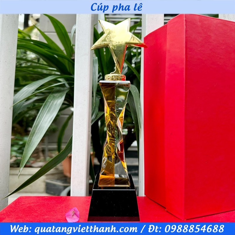 Cúp pha lê kim loại mẫu sao thân vàng