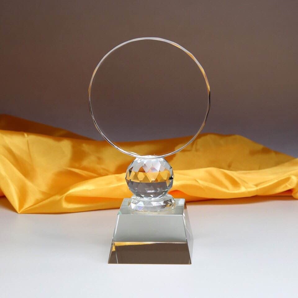 Cúp pha lê mặt nguyệt phi 10