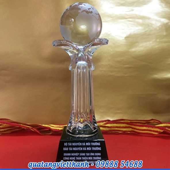 Cúp quả cầu đế đen